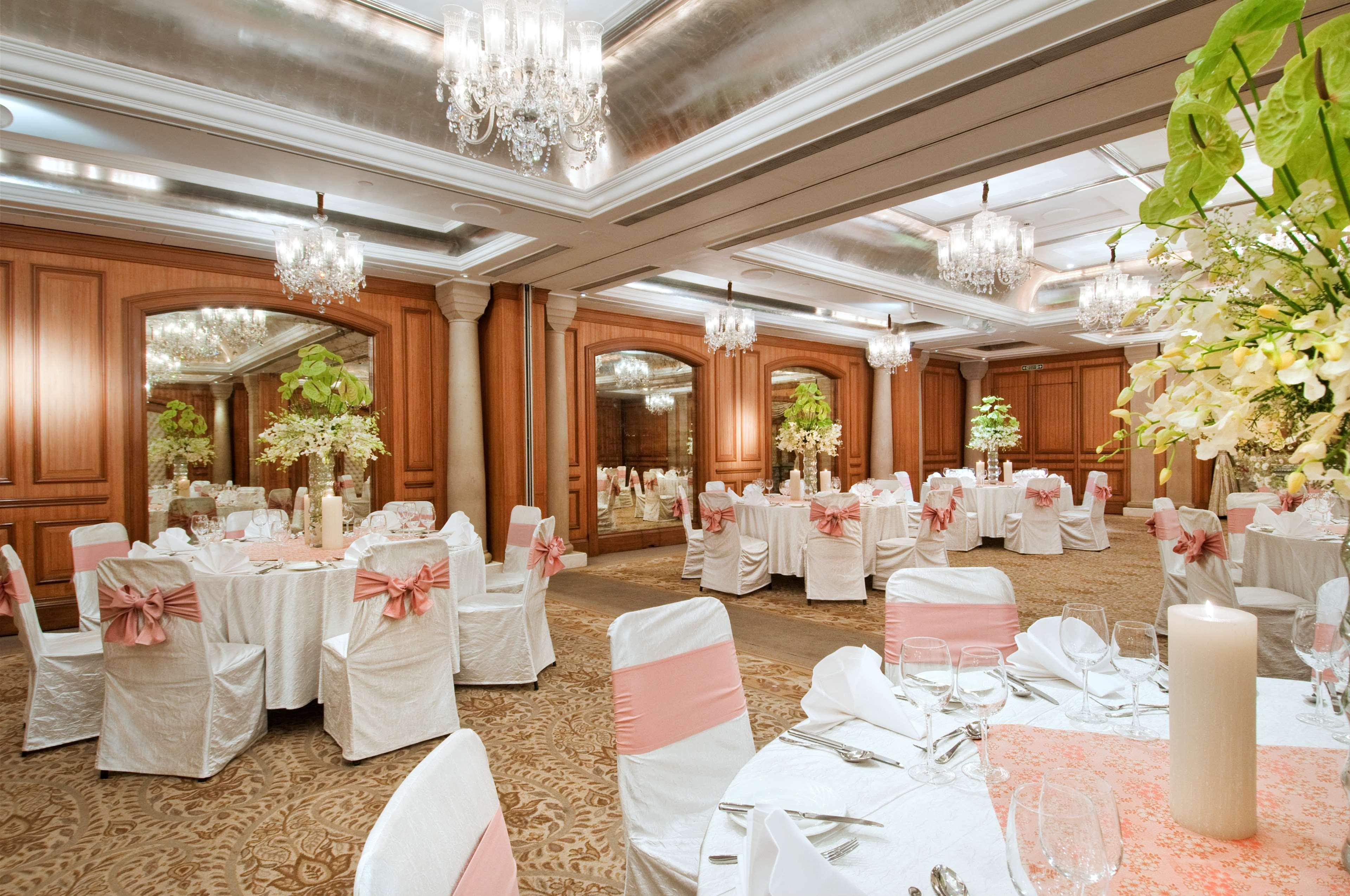 Hilton Mumbai International Airport Hotel Restaurant photo